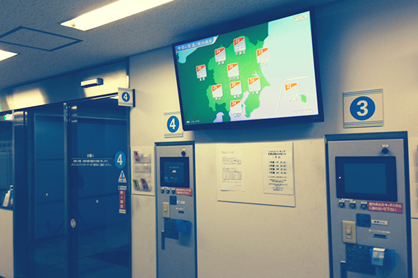 【製品】ブロードキャスト版(非タッチ式)【使用機器】壁掛ディスプレイ【ディスプレイサイズ】46インチ