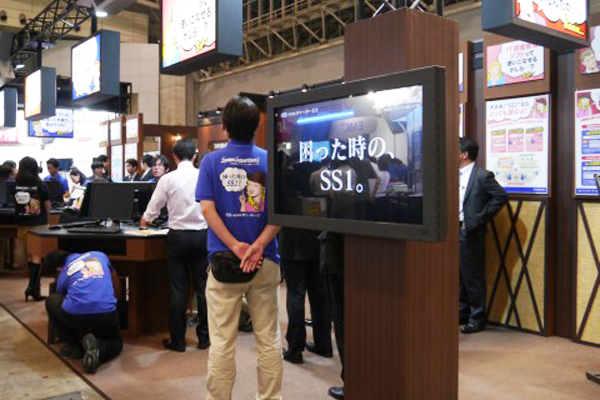 【製品】ブロードキャスト版(非タッチ式)【使用機器】壁掛ディスプレイ